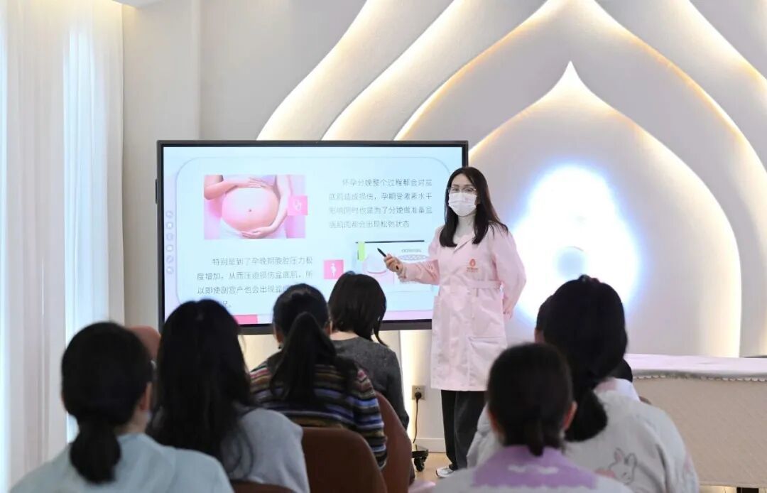 河北石家庄市桥西区一家月子中心,产妇在参加妇联组织开展的妇女健康公益讲座活动/新华社记者王晓 摄