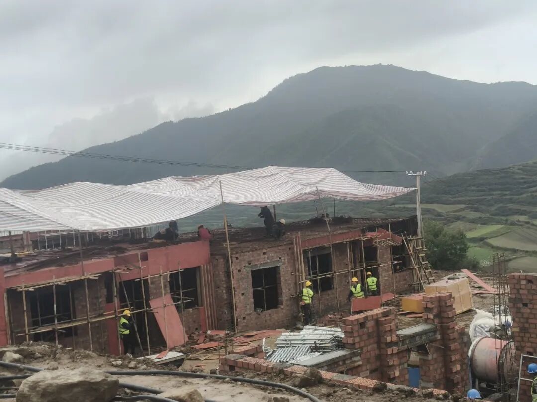 2025年秋季,榆中雨水多,为了保证施工,施工单位给建筑搭了雨棚/受访者供图