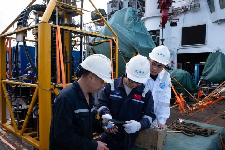 当地时间2月20日,“大洋号”钻机组在工作。新华社发(罗矢滕 摄)