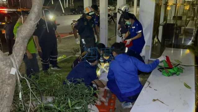 ▲警方和救援人员在现场抢救