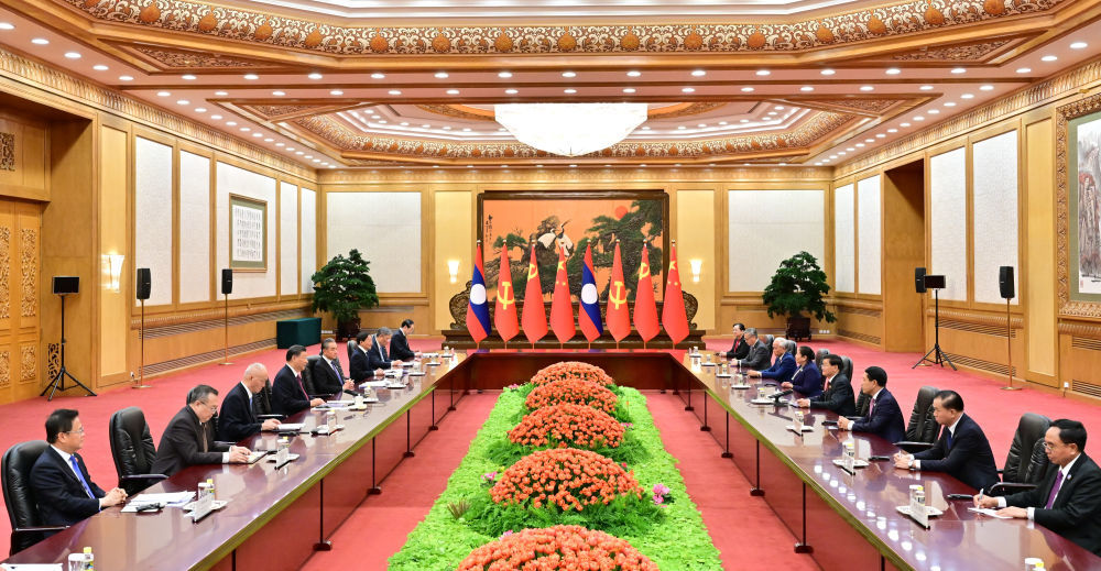 2023年10月20日上午，习近平在北京人民大会堂会见来华出席第三届“一带一路”国际合作高峰论坛并进行工作访问的通伦时强调，要深挖中老铁路潜力，以铁路沿线开发为重点，稳步推进中老经济走廊建设，积极推进区域联通发展构想，打造本地区“一带一路”合作样板。中方愿为老挝经济发展继续提供力所能及的帮助，鼓励更多中国企业赴老投资，进口更多老挝优质农产品，扩大中老能源矿业等领域合作。