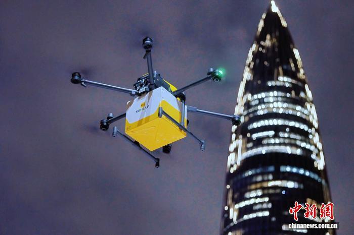 无人机在夜间送货。 受访者供图