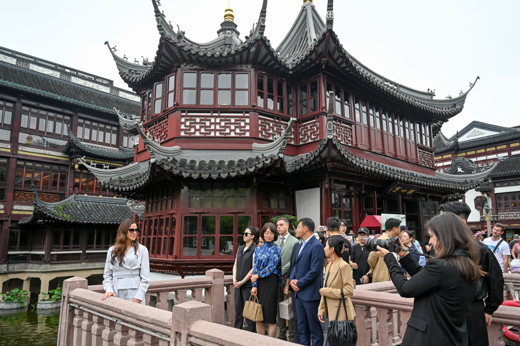 2026年5月27日，上海，塞尔维亚总统夫人塔玛拉一行在豫园参观。澎湃新闻记者 朱伟辉 图