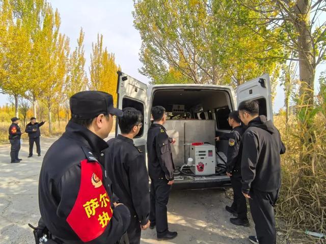 执法人员依法查扣非法加油车