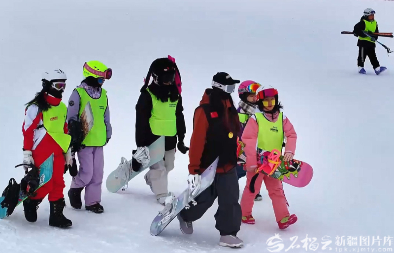 2月3日，游客在也迷里滑雪场游玩。