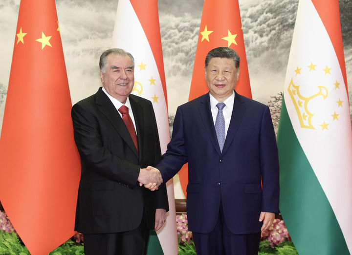 5月12日下午，国家主席习近平在北京人民大会堂同来华进行国事访问的塔吉克斯坦总统拉赫蒙举行会谈。新华社记者 黄敬文 摄