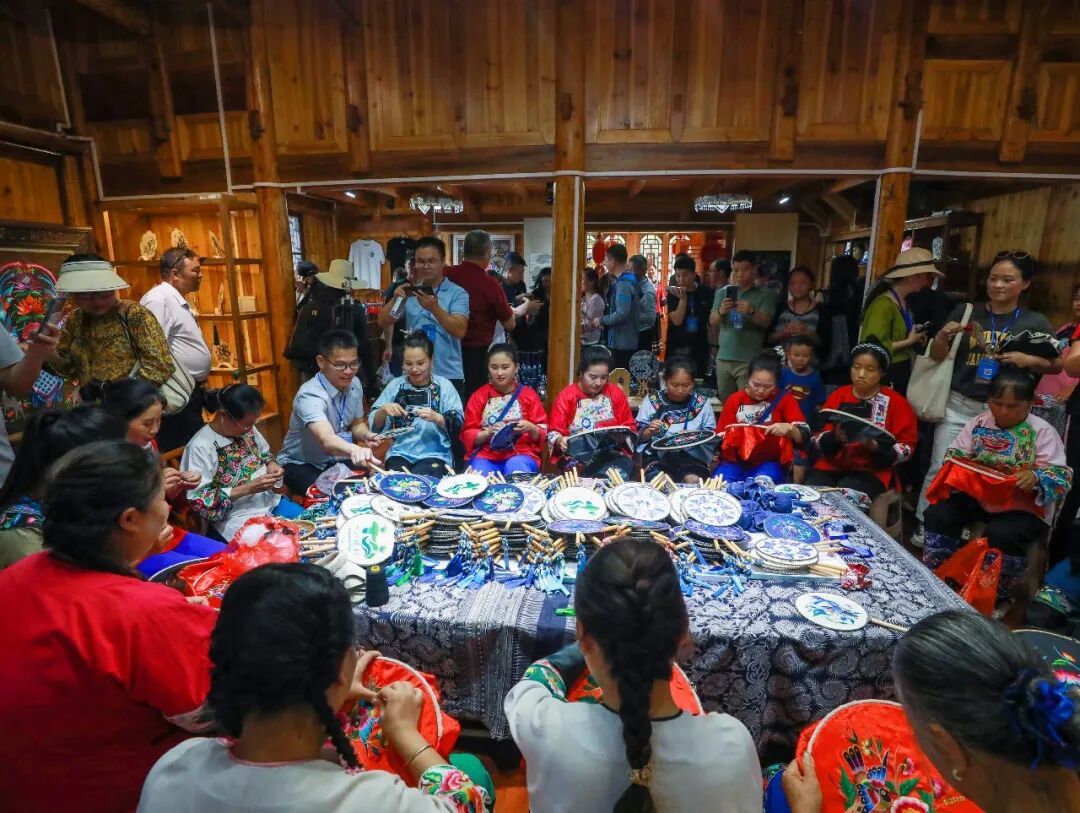 游客在十八洞村苗绣乡村振兴基地。宋显金摄（中经视觉）