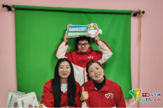 李佳(右)在团团巴扎助农直播。受访者供图