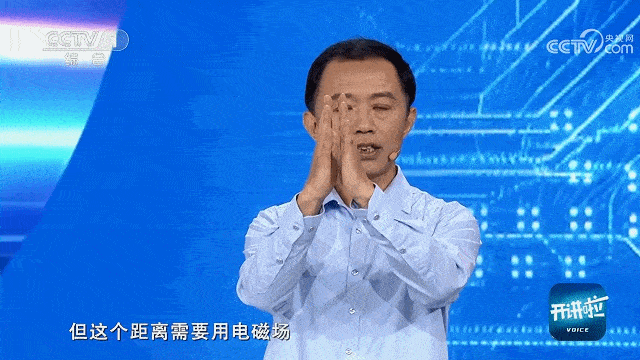 洪波教授讲解脑机接口无线耦合原理 / 图源:CCTV《开讲啦》