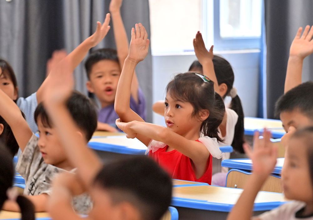 8月31日，广西横州市云表镇中心学校的学生在课堂上举手发言。新华社记者 黄孝邦 摄