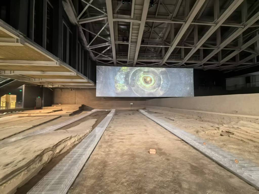 在建中的顺天门遗址,地层剖面清晰呈现历史年轮。本文图片除署名外,均为澎湃新闻记者韩雨亭 摄