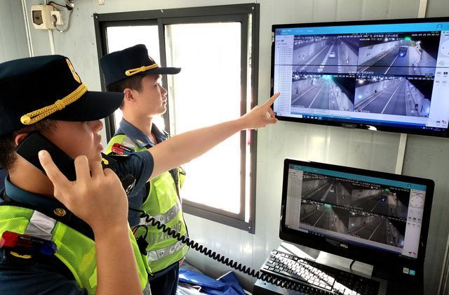 云梧高速路政人员在石牙山隧道联勤保障点实施监控道路车辆情况