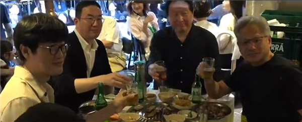 黄仁勋与韩国三名商界大佬聚会吃辣椒 学紫苏叶包肉 LG集团会长负责烤肉
