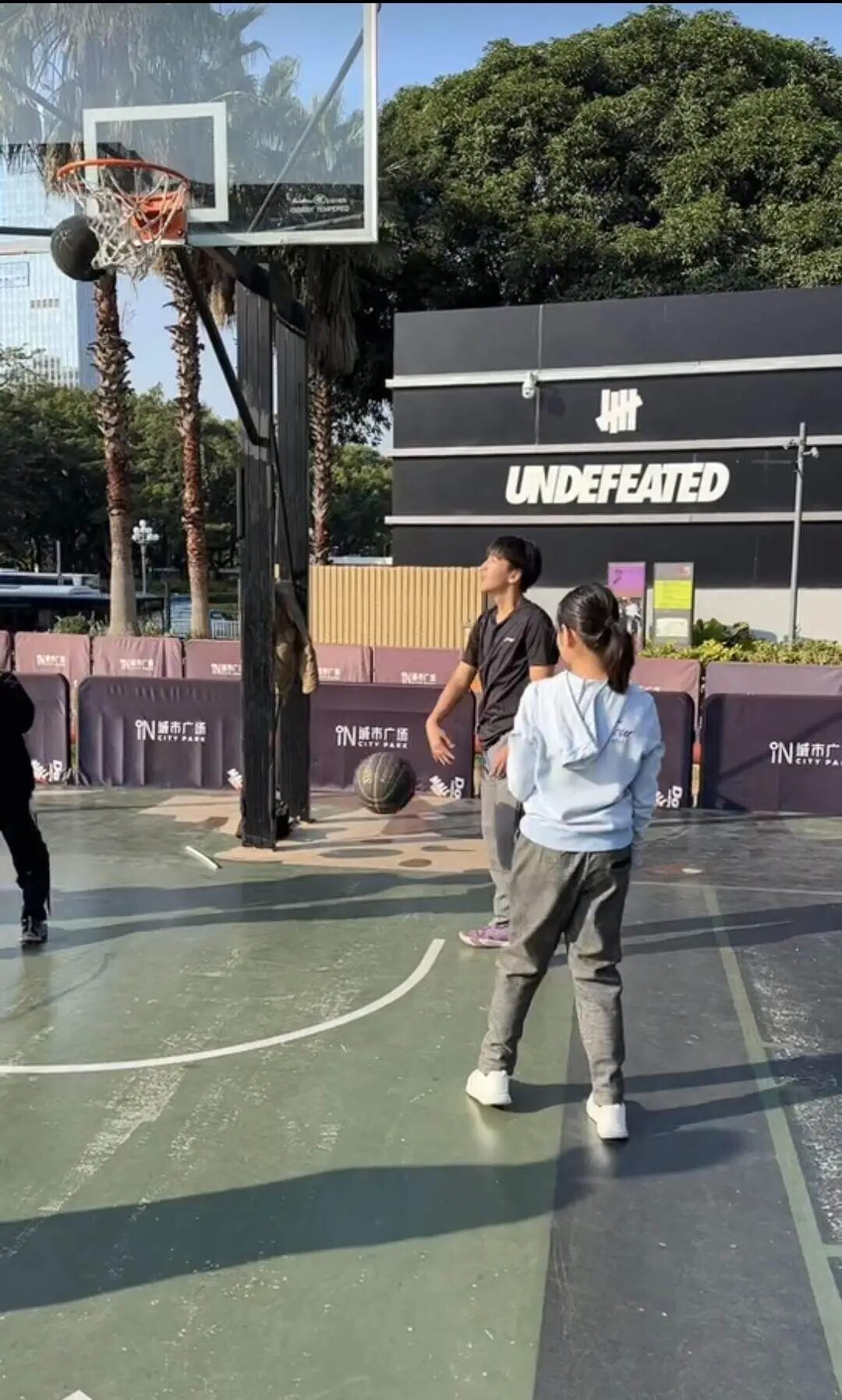 佳佳在打篮球