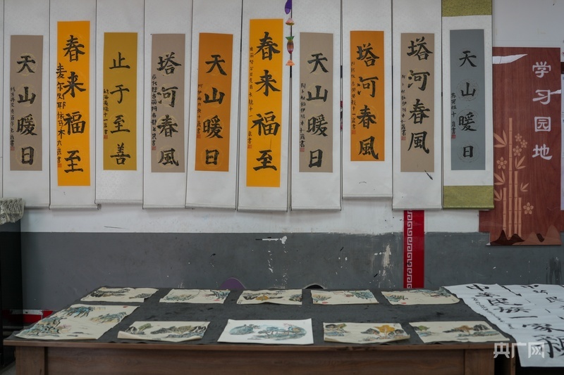 唐锦书院孩子们写的毛笔字 (央广网记者 丁安 摄)