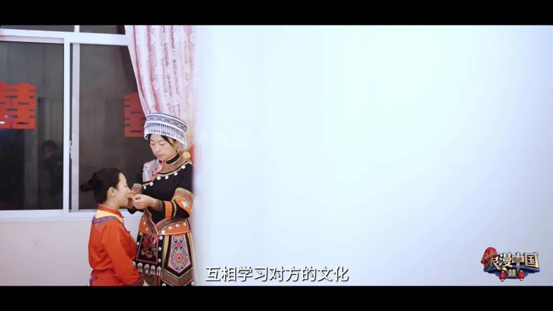 张玉琳与身着民族服装的孩子