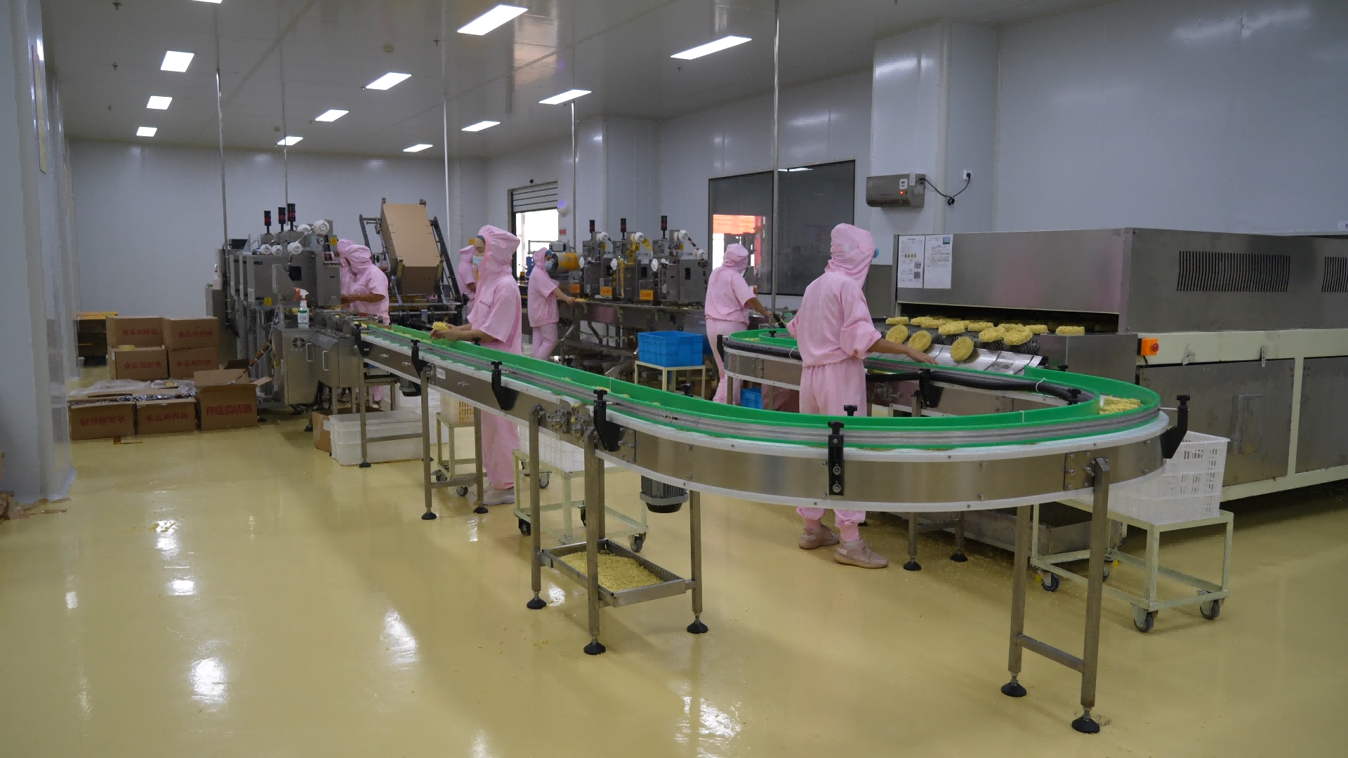 在九师白杨市丝路伟业食品生产车间内,全自动方便面生产线全速运转,工作人员规范作业,将本地优质小麦加工成出口速食产品.png