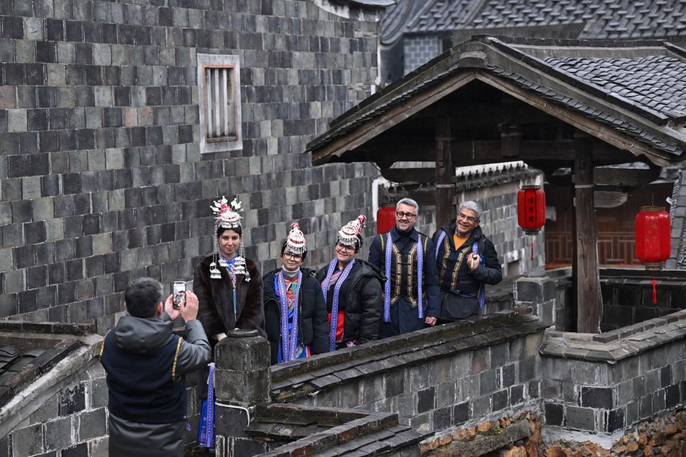 2025年2月20日，意大利客人在霞浦县溪南镇半月里村参观拍照。