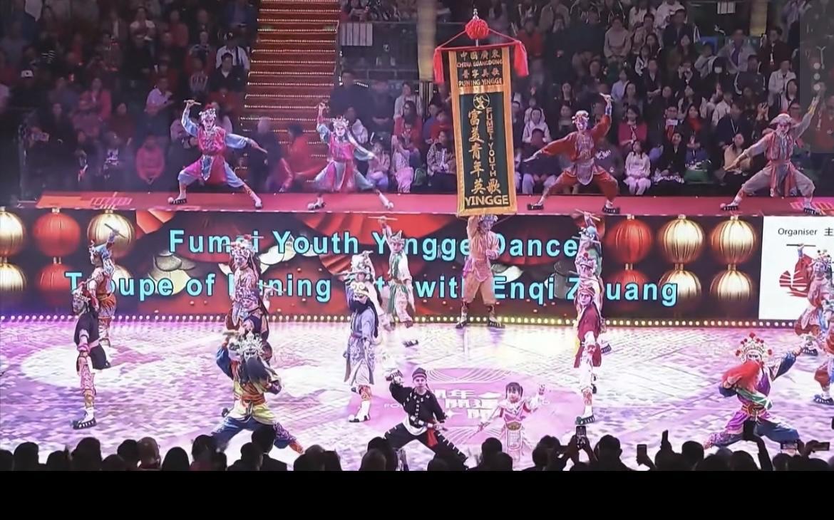▲大年初一晚,香港,庄恩琪(中右)与普宁富美青年英歌队上台表演