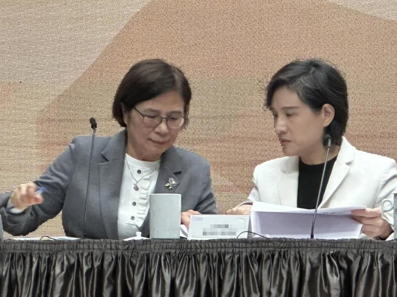 图注：台当局谈判代表郑丽君（右）、杨珍妮（左）开记者会吹嘘所谓“谈判成果”。