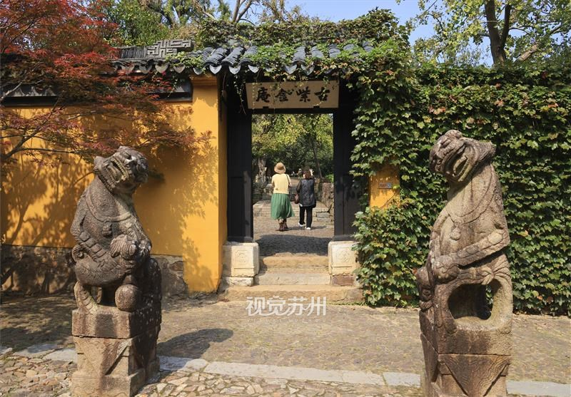 10月13日,吴中区东山紫金庵秋色正浓。枫叶似火,石榴娇艳,桂花与桔子金黄璀璨。百年古桂树正值赏花绝佳期,众多游客慕名而来,沉醉于这绚烂秋景之中。