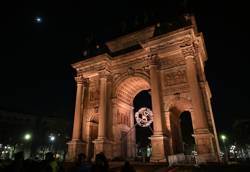 这是2月22日在意大利米兰拍摄的主火炬。新华社记者 武巍 摄