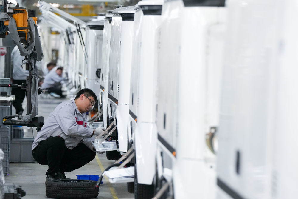 工人在新石器（盐城）智能制造有限公司无人车生产线上进行生产作业（3月25日摄）。新华社记者 李博 摄