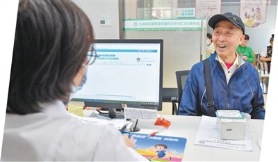 重庆九龙坡区民主村社区卫生服务站，居民就近完成体检。曹鸣鸥摄