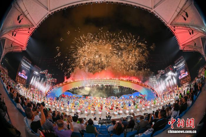 4月22日晚，第六届亚洲沙滩运动会开幕式在海南三亚举行。图为开幕式上的烟花表演。　中新社记者 骆云飞 摄