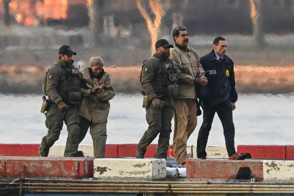 2026年1月5日,美国纽约,美国联邦特工押送委内瑞拉总统马杜罗及其夫人前往纽约联邦法院。视觉中国 图