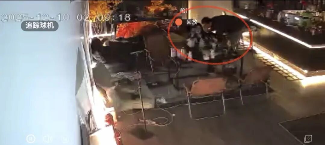 ▲酒馆方提供的当晚张先生与女店员交流的监控画面