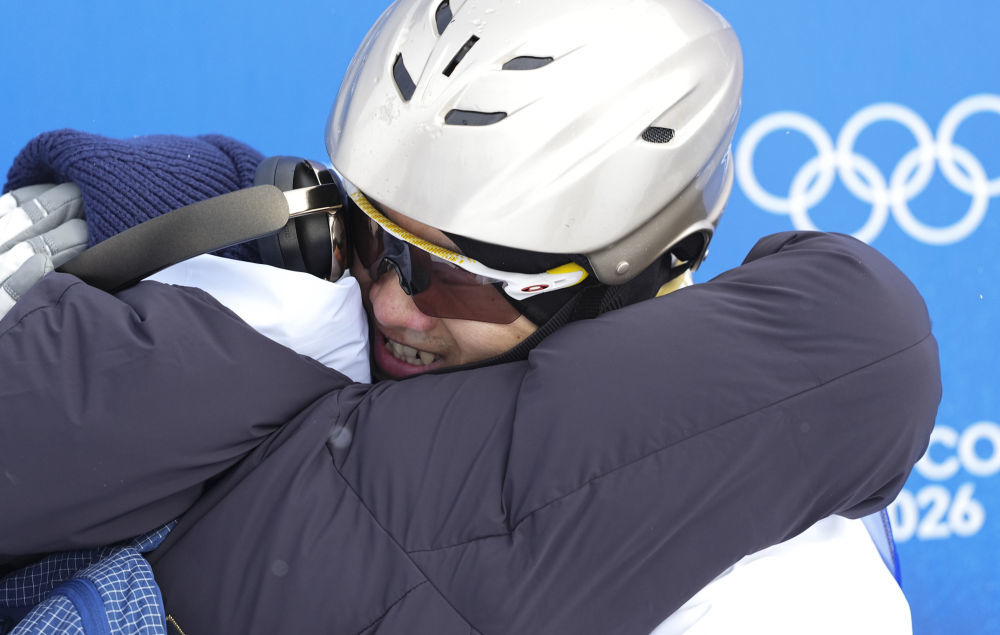 2月20日，王心迪（右）和妻子徐梦桃在比赛中拥抱。当地时间2月20日，在意大利利维尼奥举行的米兰-科尔蒂纳冬奥会自由式滑雪男子空中技巧决赛中，中国选手王心迪和李天马分获冠军和季军。新华社记者 邬惠我 摄