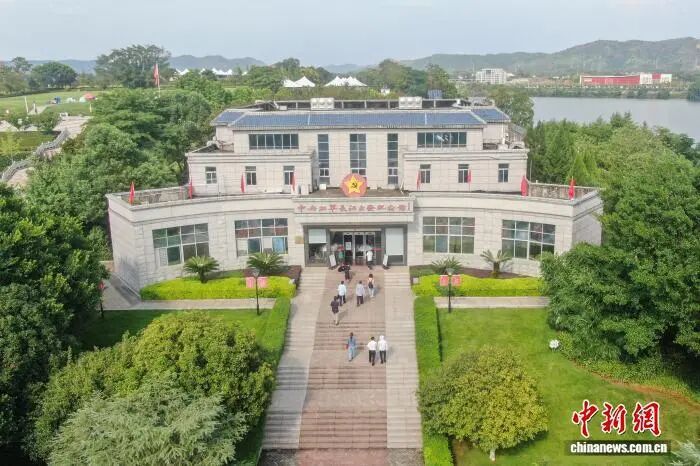 图为8月13日,民众来到中央红军长征出发纪念馆参观。中央红军长征出发纪念馆是全国唯一展示中央红军长征出发历史的专题纪念馆,展馆以中央红军长征集结、战略转移为主线,通过文物、史料、影像等展陈手段,还原红军集结渡河的历史过程,再现苏区群众支援红军的动人史实。(无人机照片)刘力鑫 摄.jpg