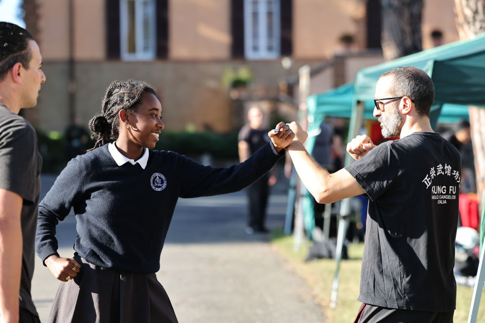 2025年10月10日，在意大利罗马，学生在中秋主题游园会上体验中国功夫。武术、拓印、投壶、包饺子等多个游园项目吸引了众多学生和家长参与体验。