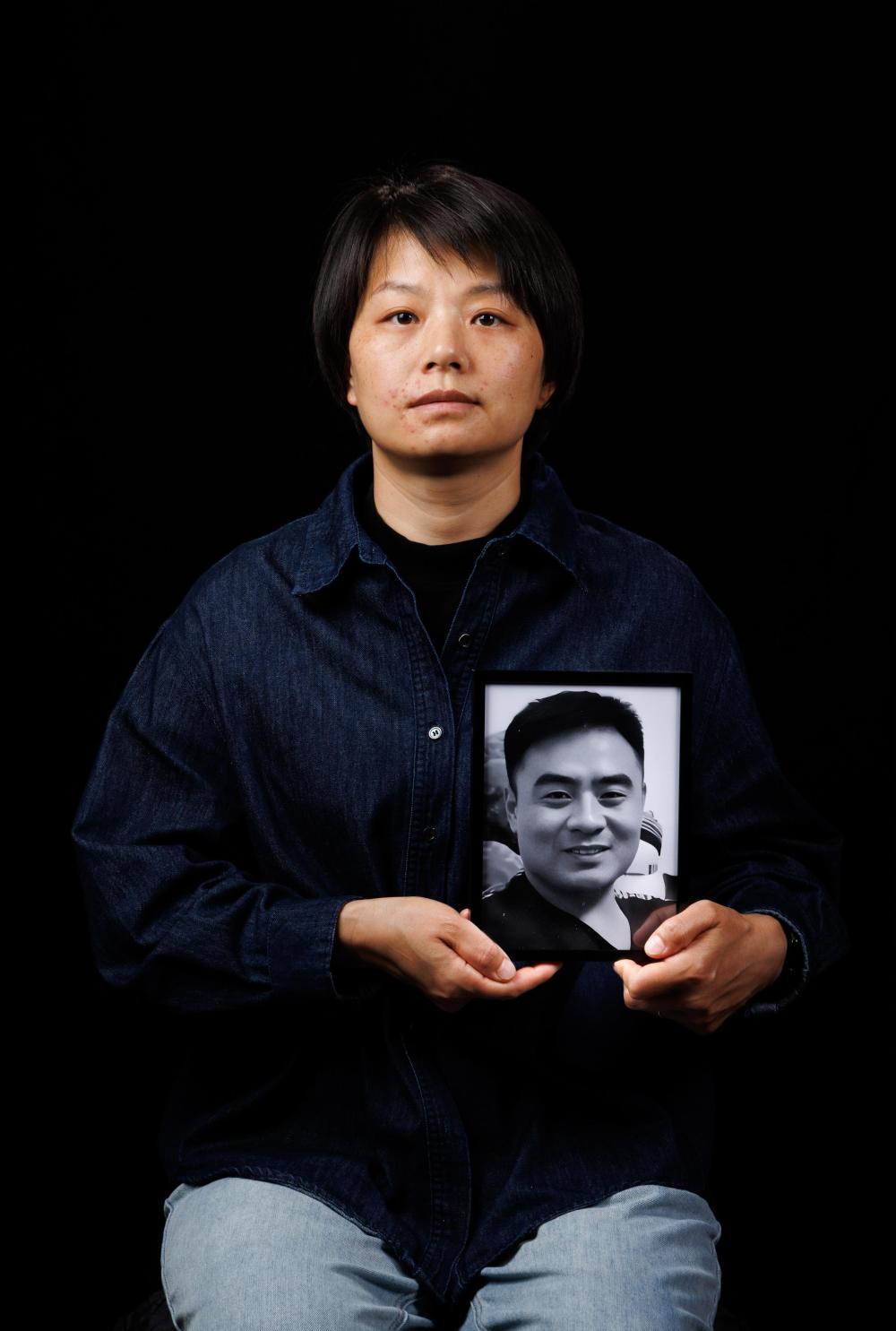 5月8日，薛巧艳与丈夫栾留伟的照片合影。栾留伟来自山东，和妻子在北京经营了一家火锅店。2024年8月，在永定河河北固安段，栾留伟勇救落水男子和三名儿童，体力不支，不幸溺水牺牲。