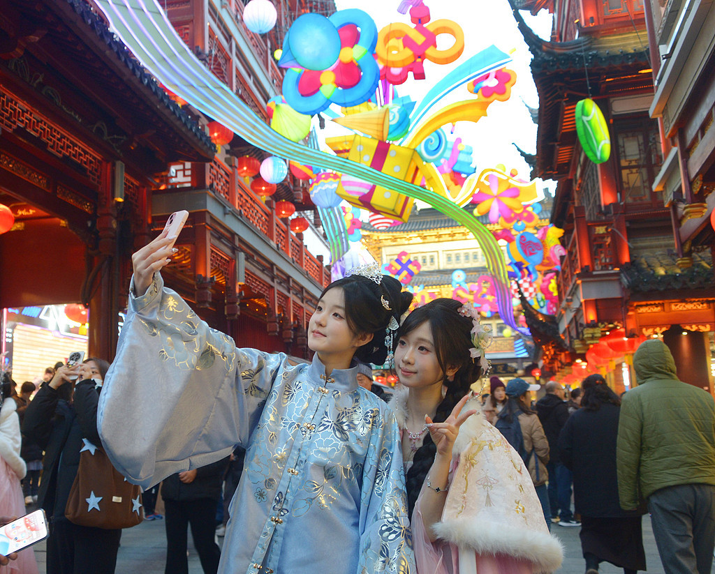 2月12日，在上海豫园民俗灯会上，来自韩国的两位女士穿着汉服自拍。（视觉中国）
