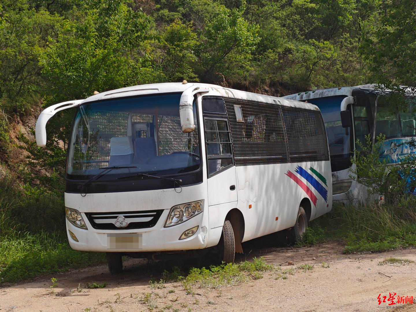 ▲空地上停放的配置铁丝网的观光车