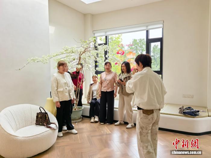 4月24日，游客在位于彩陶源村的自然美学空间内拍照打卡。　张雪盈 摄