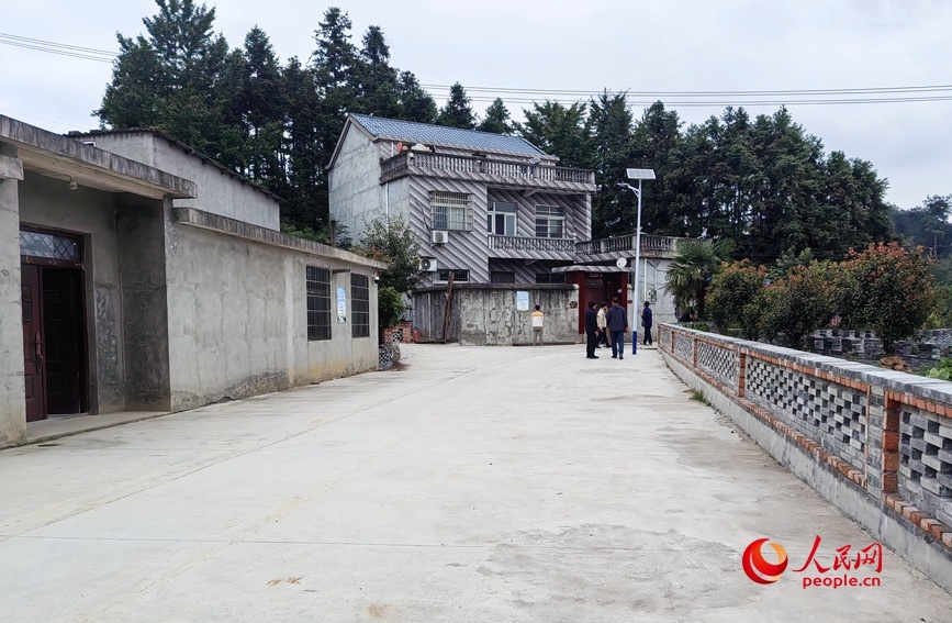 如今水泥路通到了家家户户门口。人民网记者 辛静摄