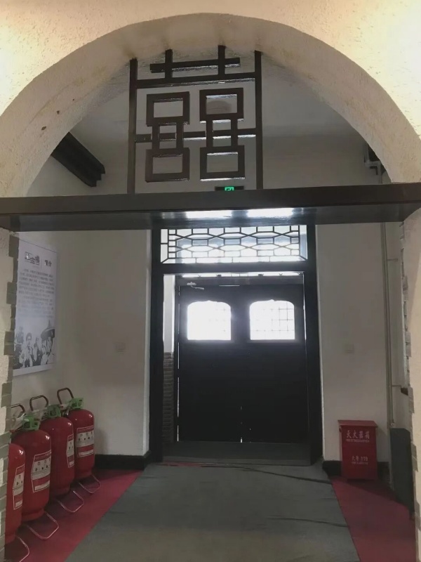 小白楼门厅横梁上，装饰着一个“囍”字_副本.jpg