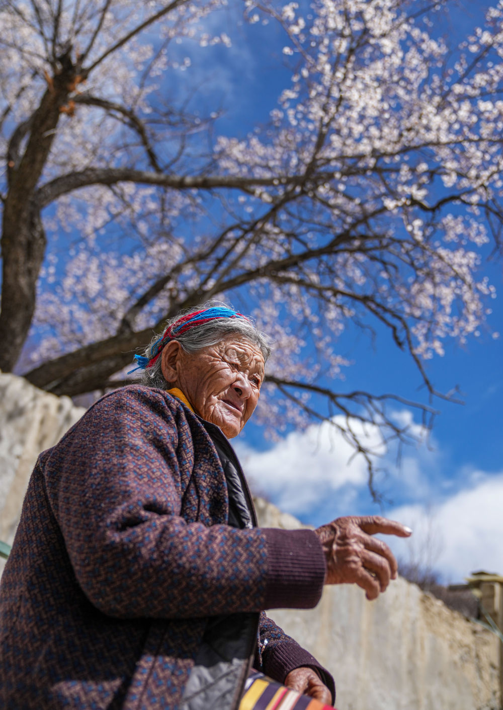 次仁桑姆在宗卡村家中晒太阳(3月26日摄)。