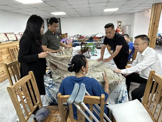 匡东明(右一)与务工人员交流。