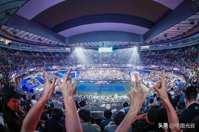 光谷国际网球中心中央球场,观众做WW(武网)手势