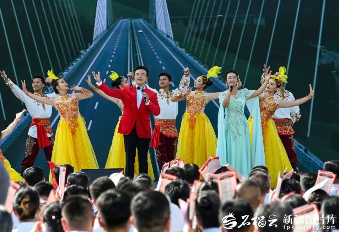 9月21日,首个民族团结进步宣传周新疆维吾尔自治区启动仪式在乌鲁木齐市举行。图为演员在表演歌舞《天山放歌》。(摄影:周鹏)