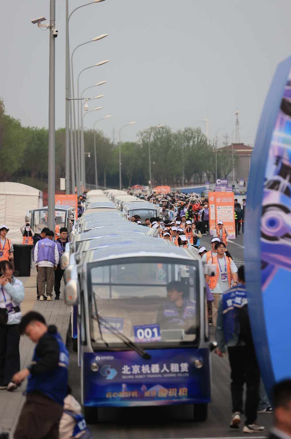 摆渡车为选手提供服务。