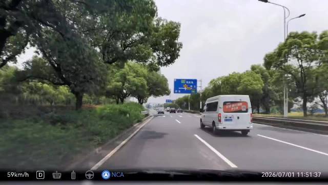 中巴未打灯突然变道配资杠杆模式，NCA全程未接管引关注