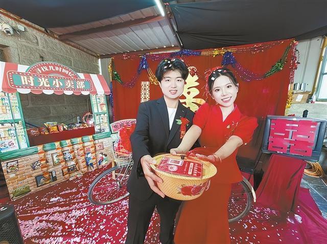 新人举行复古婚礼,伴手礼选用搪瓷盆,装上糖果、零食和定制冰箱贴,创意十足。