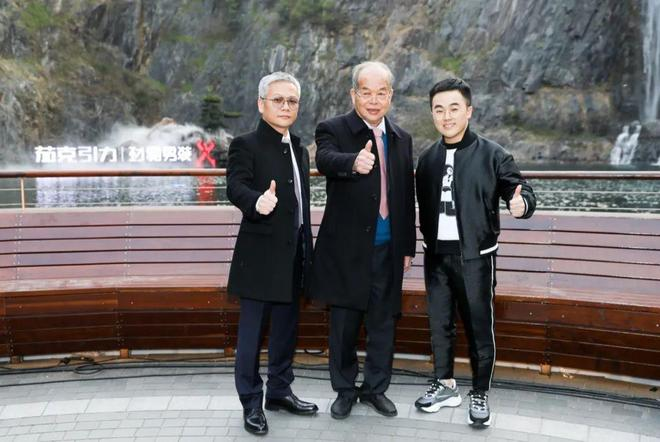 ● 洪肇明(中)与儿子洪忠信(左)、孙子洪伯明(右)