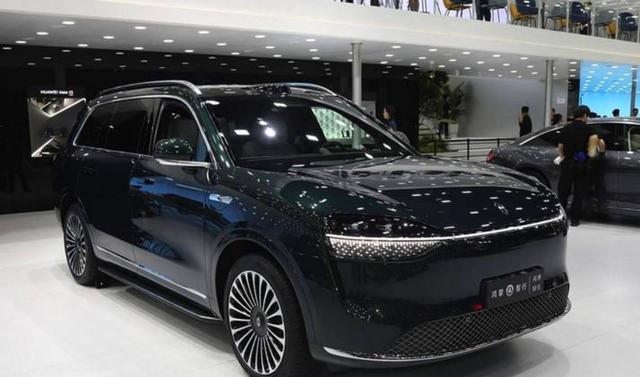 最近看到新款问界M9,第一眼就觉得这车气场特别足,不是那种刻意张扬的感觉,而是整体尺寸和线条带来的稳重感,让人不由得多看几眼-有驾