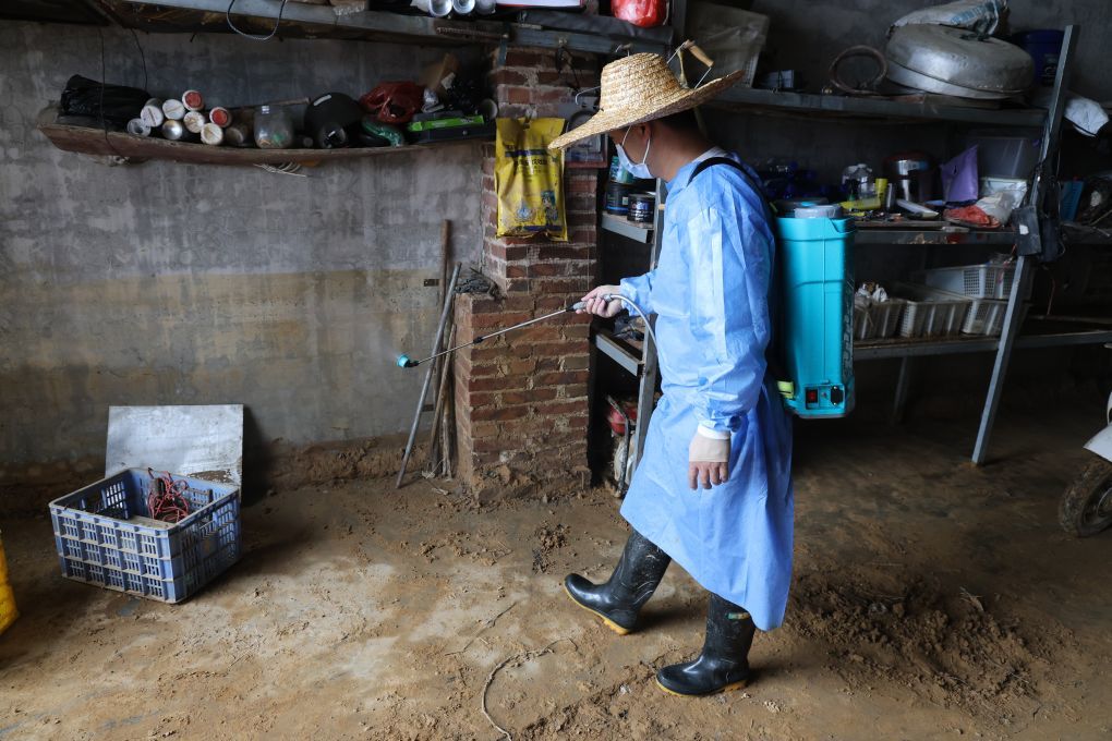 7月16日，在横州市云表镇南康村，防疫人员正入户开展消杀作业。新华社记者 梁雨浪 摄